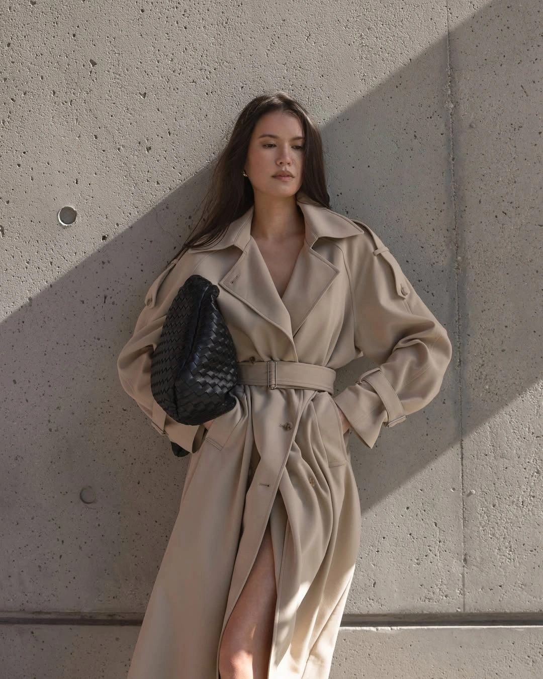 Trench coat fall outfits 2026 Minimalist Monochrome with a Soft Beige Statement
