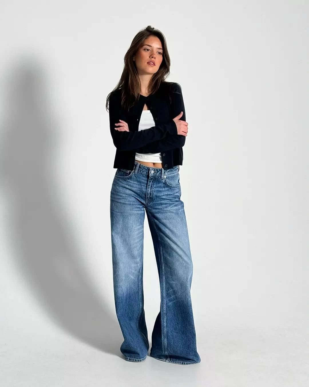 wide leg jeans outfit fall 2026 Classic Blue Wide-Leg Jeans With A Cropped Cardigan