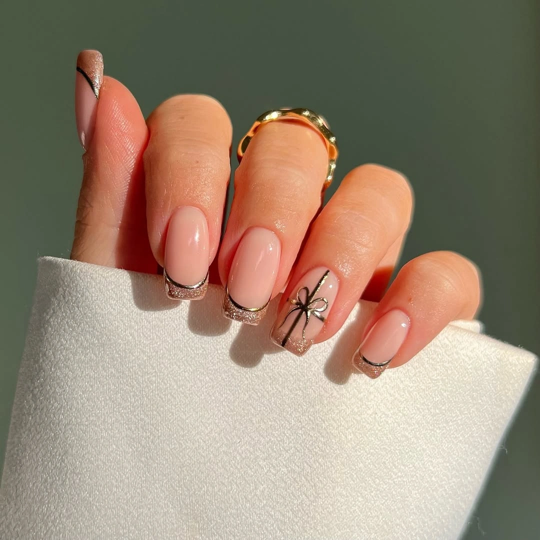 Short rounded nude autumn nails with tiny line accents