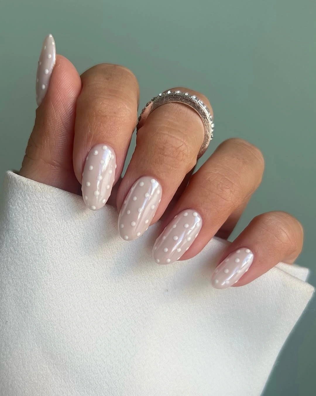 Short rounded pearly autumn nails with white dot texture