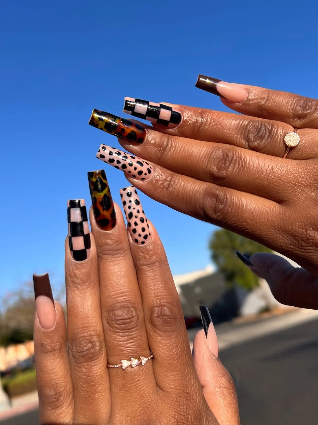 Long coffin nails mixing brown pink spots and checker accents