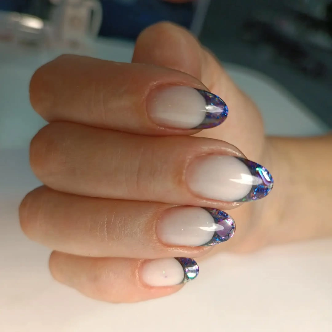 Milky rounded nails with multicolor reflective tips
