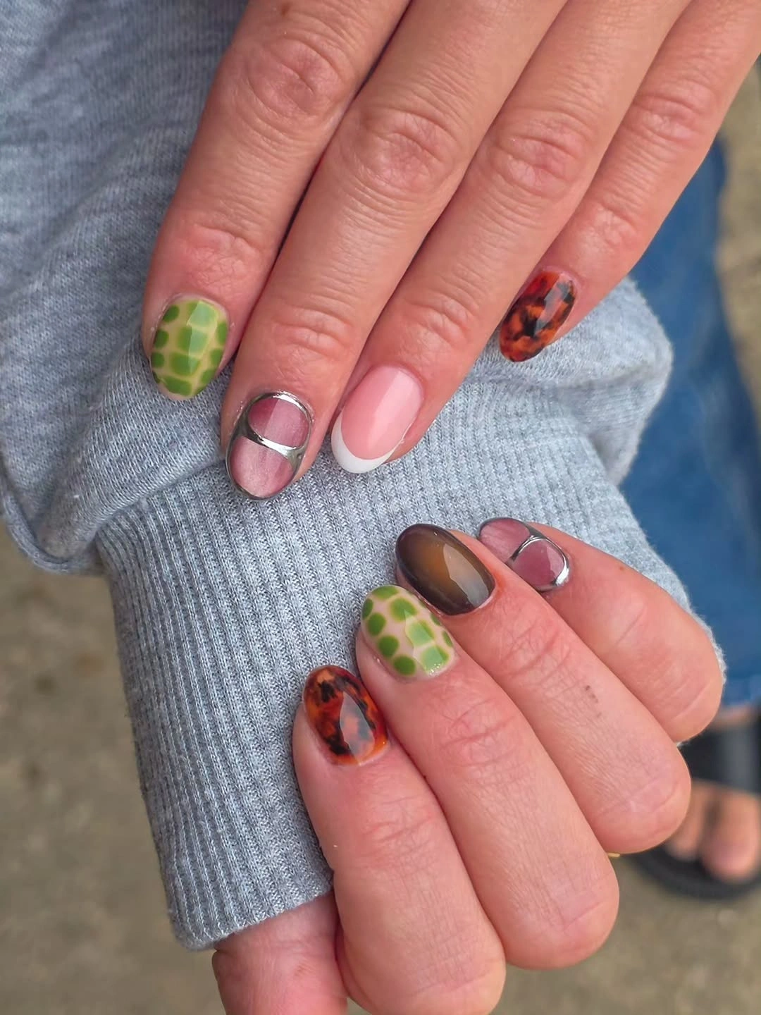 Short almond nails with green and tortoise details