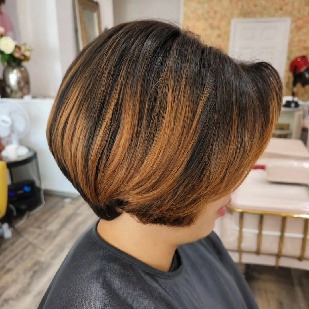 Rounded brown bob with warm caramel ribbon highlights