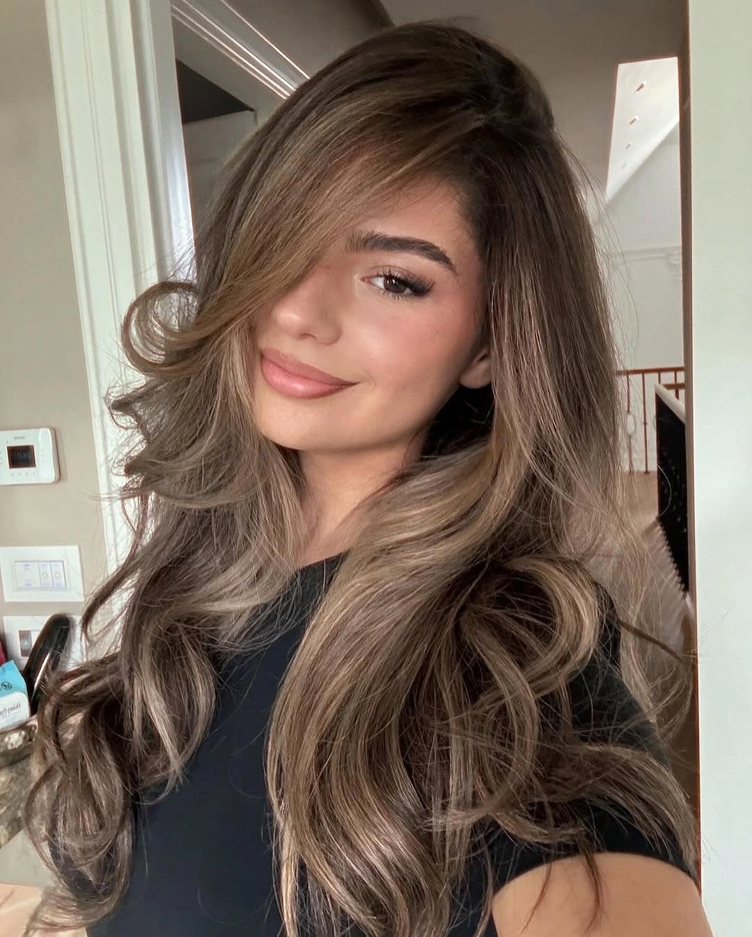 Voluminous brown waves with beige blonde face ribbons