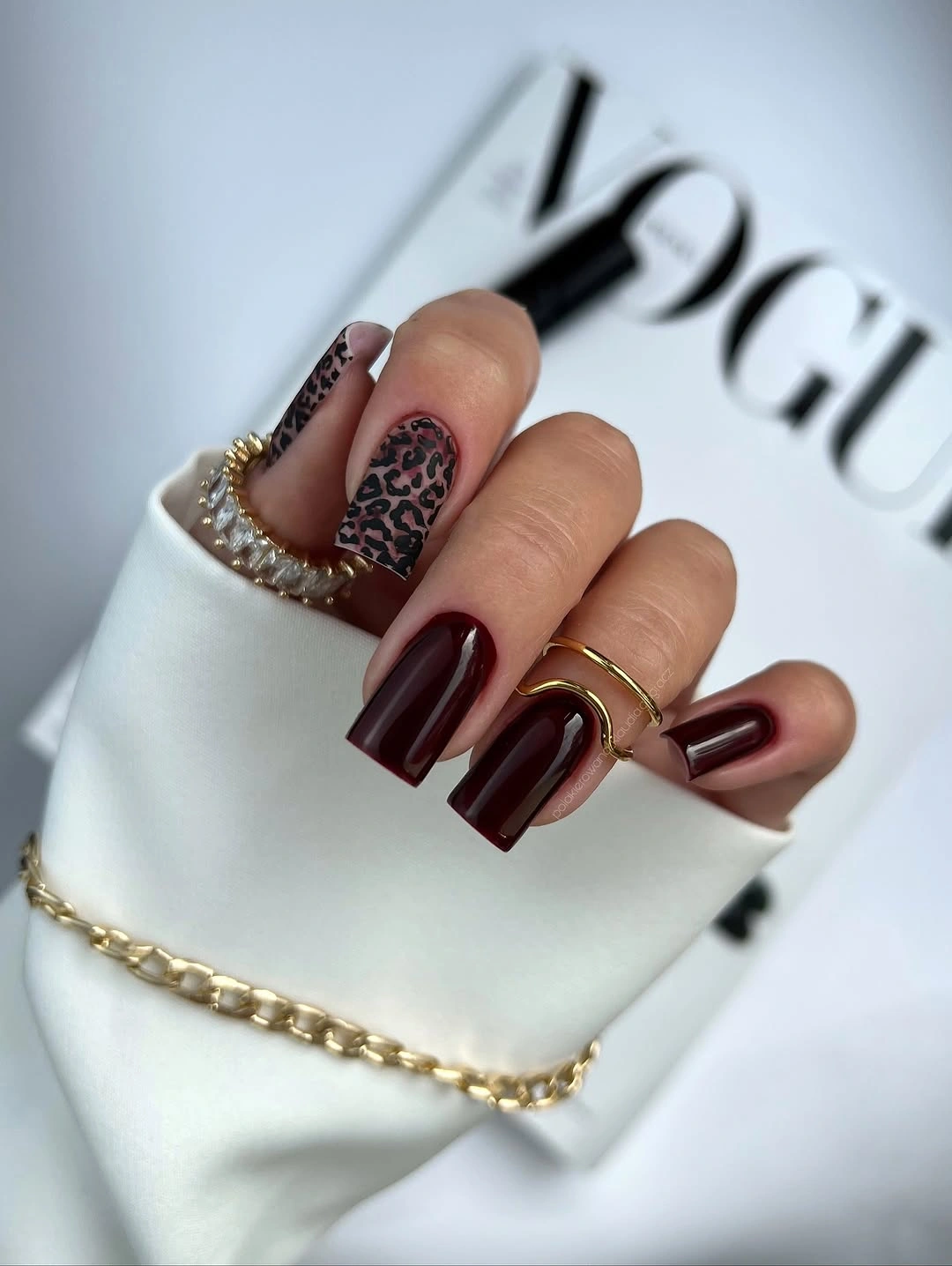 Medium coffin burgundy nails with one spotted accent