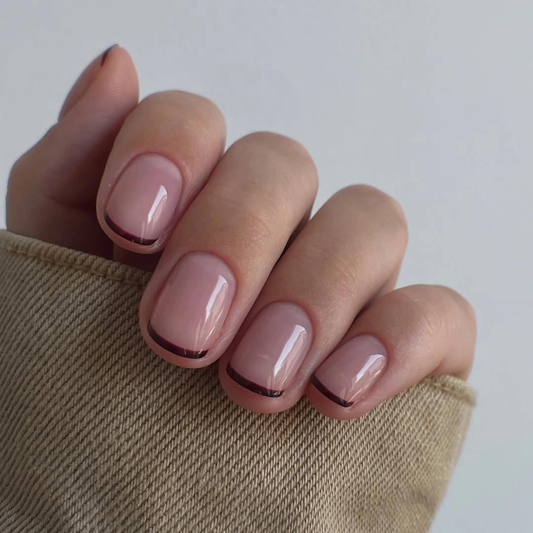 Short mauve nails with taupe brown and flowing neutral stripes