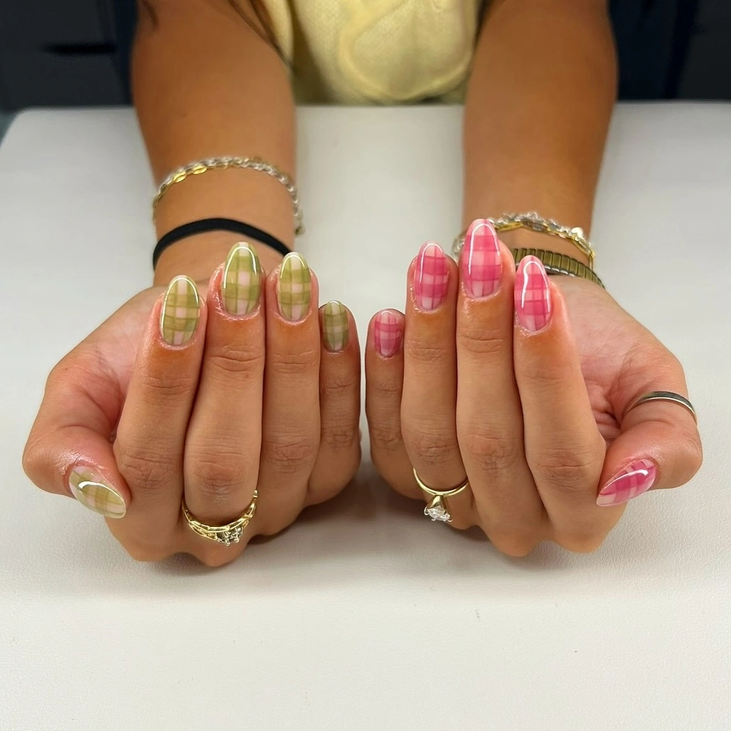 Short oval plaid nails in olive and pink