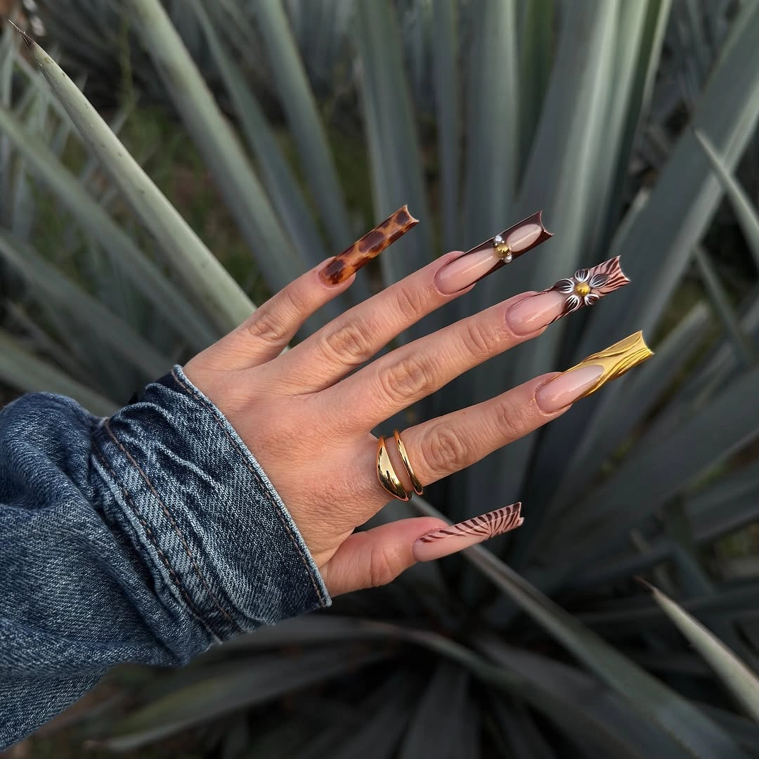 Extra-long brown gold and black graphic fall nails