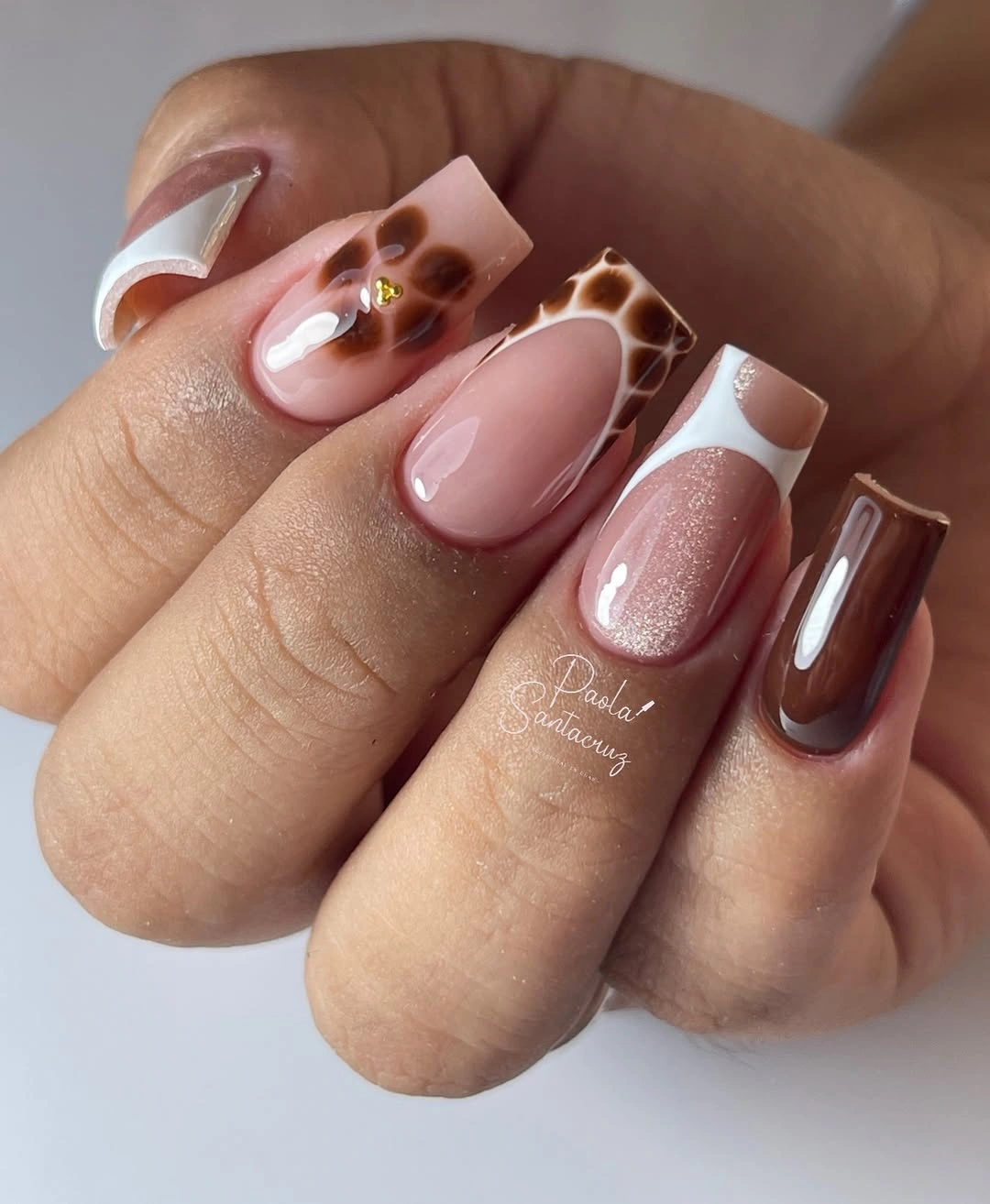 Short cocoa nude nails with fine white swirls