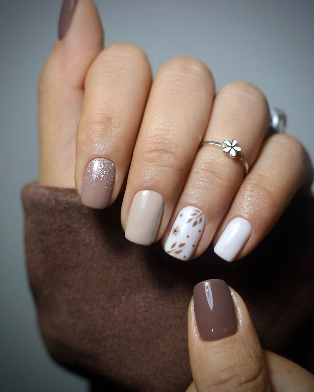 Short taupe cream white nails with sparse speckles