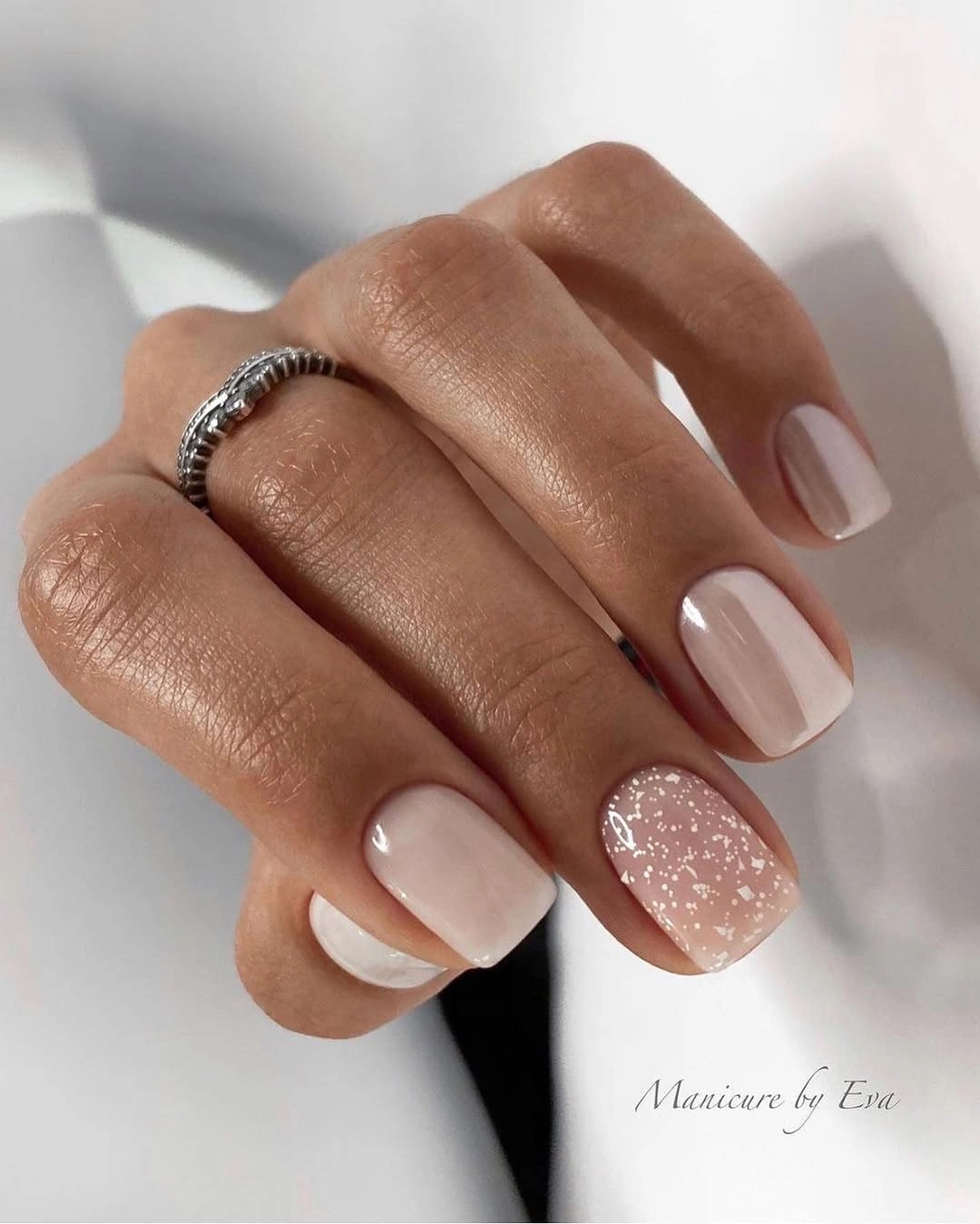 Short square nude nails with one delicate glitter accent