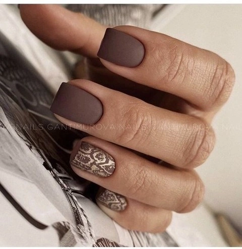 Short matte cocoa nails with one ornate brown accent