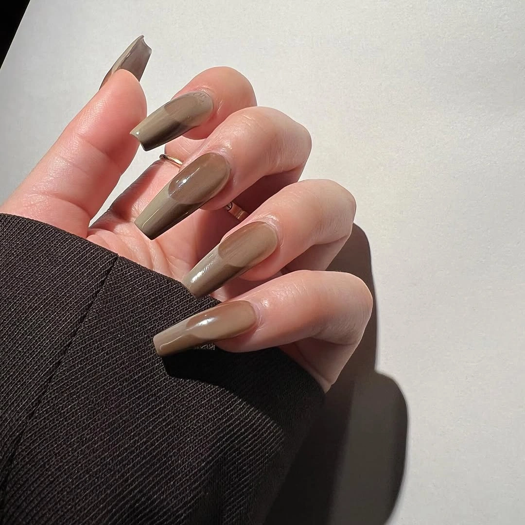 Long coffin nails in quiet taupe and muted brown tones