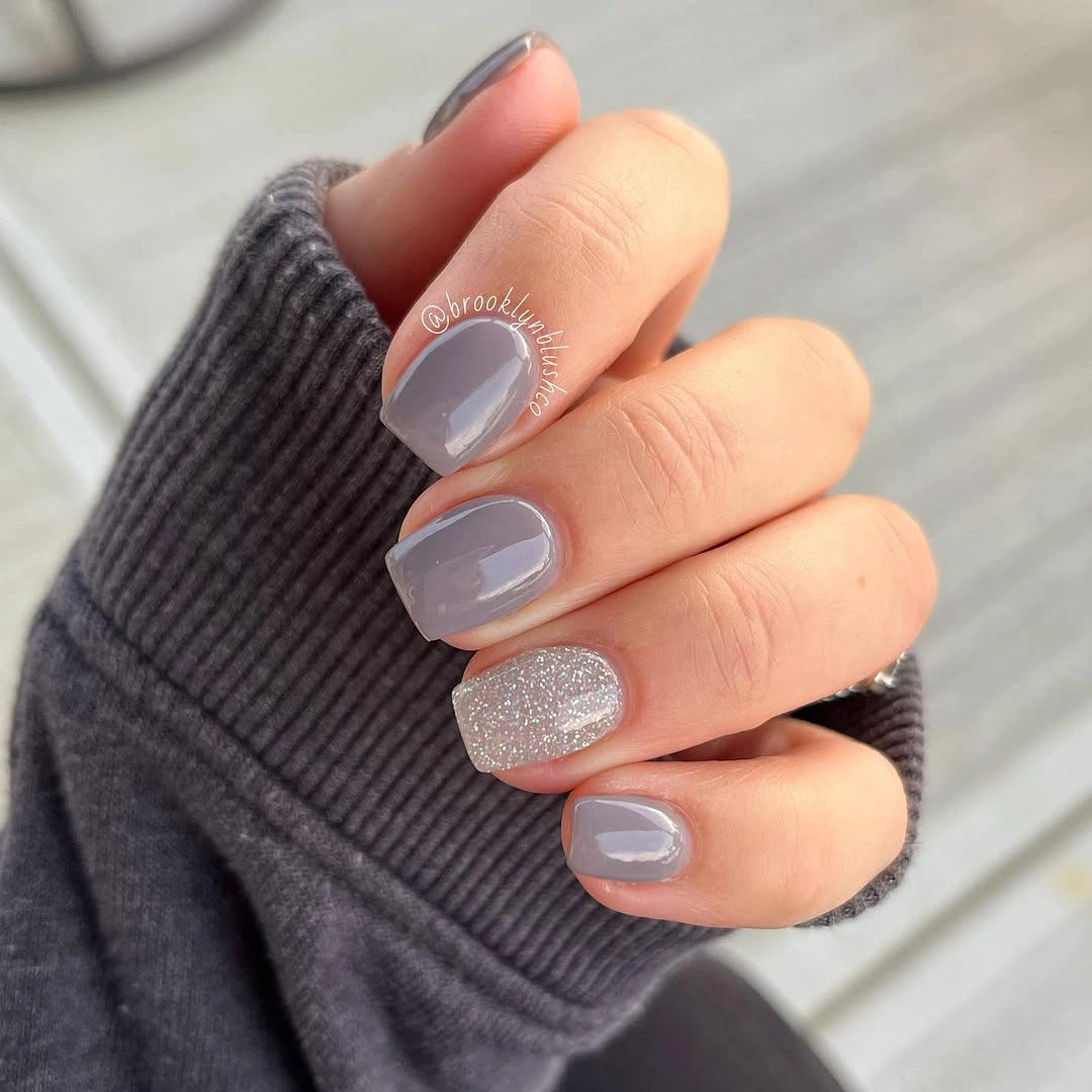 Short gray-lilac nails with one fine glitter accent
