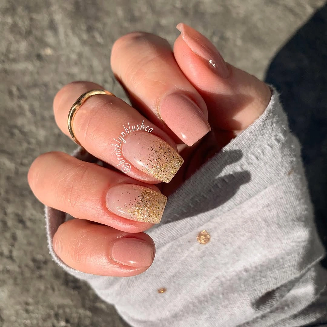 Short pink nude nails with a soft fine glitter accent