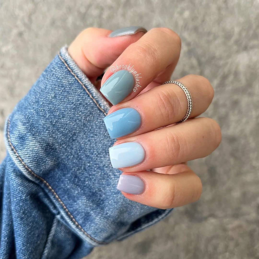 Short nails mixing pale blue color and French edges
