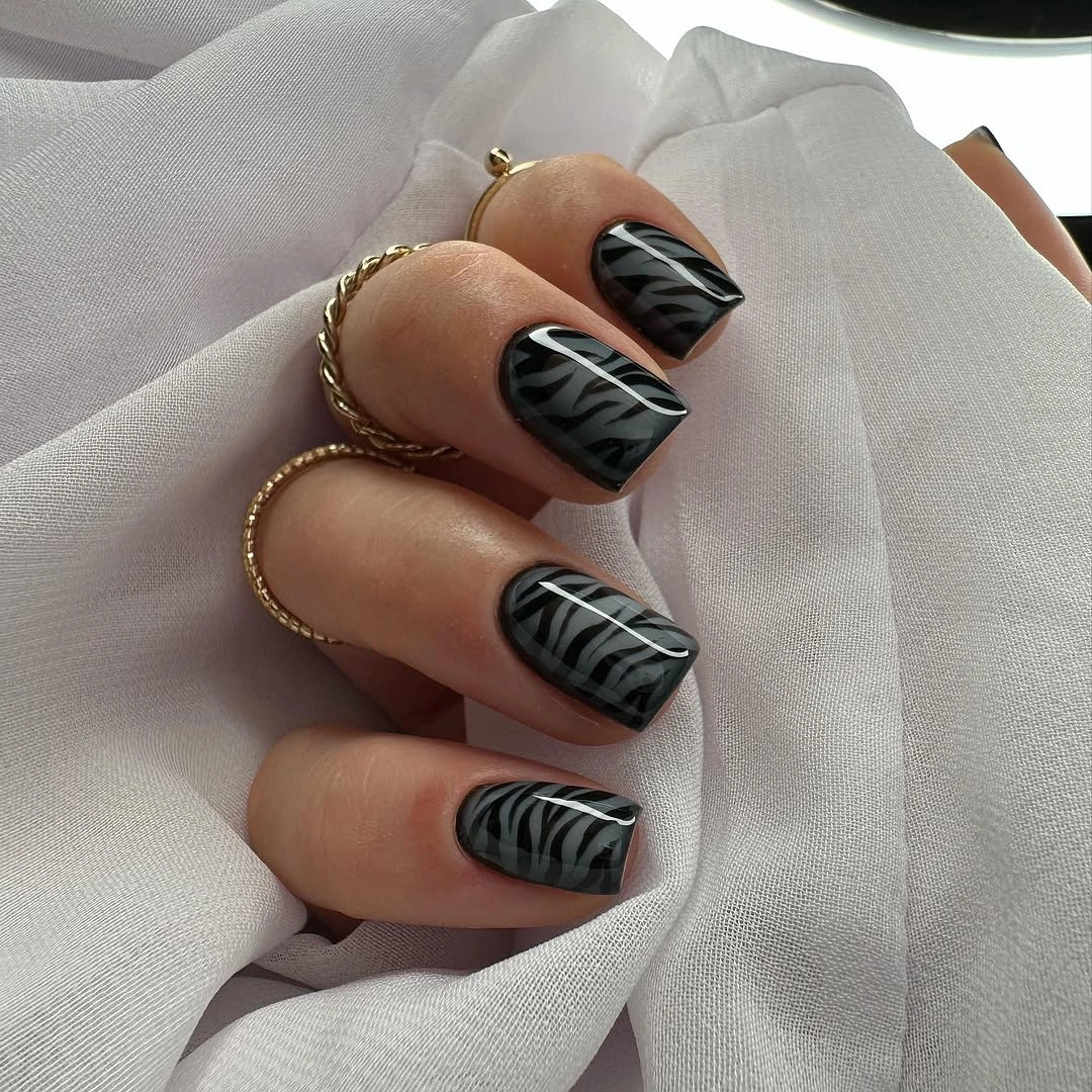 Short black square nails with pale gray curved stripe pattern