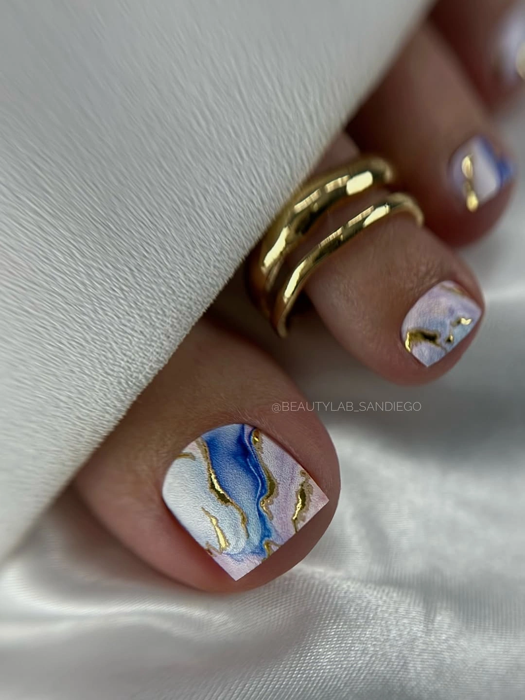 Blue lilac marble big toe with thin gold line details