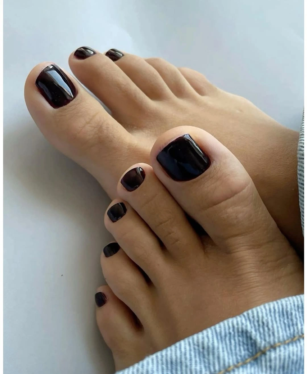 Uniform glossy black short square toenails
