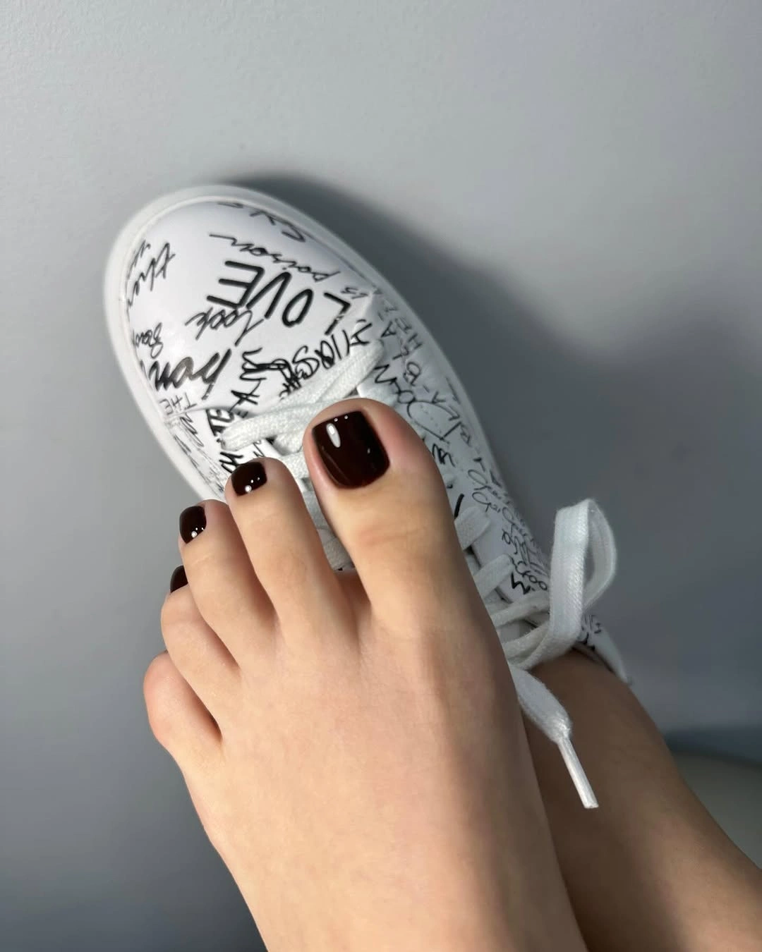 Dark square toes with a pale graphic big toe panel