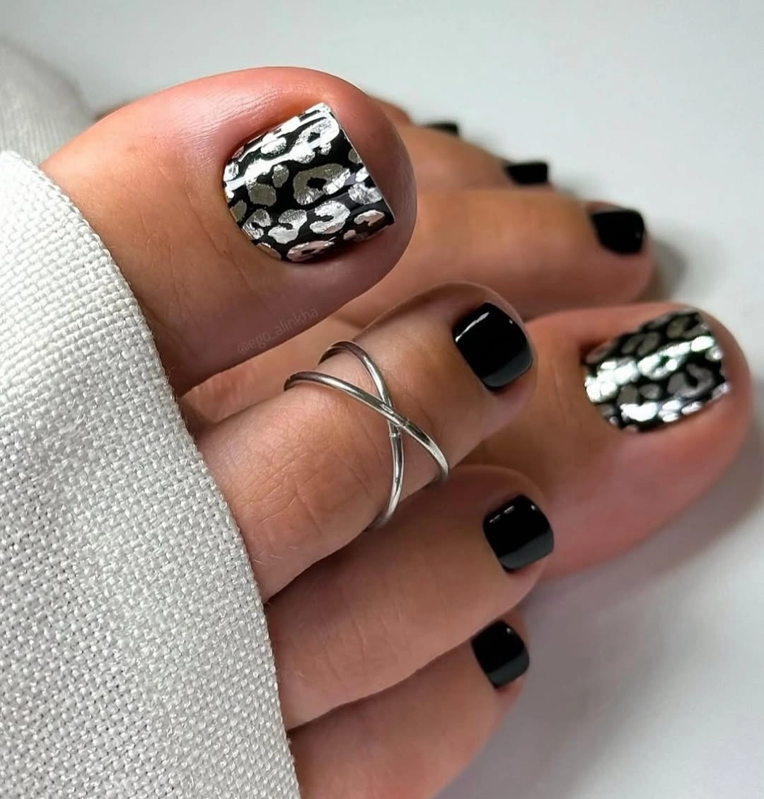 Glossy black toes with white patterned big toe accents