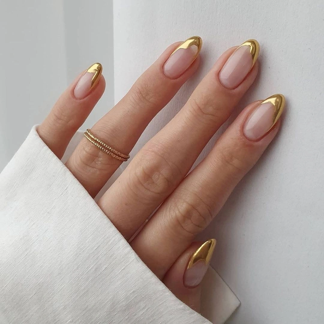 Short almond nude wedding nails with fine gold French framing
