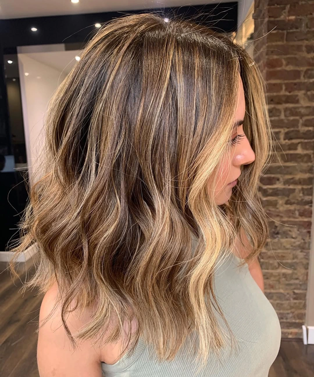 Shoulder-length wavy hair with beige-blonde ribbons and textured ends