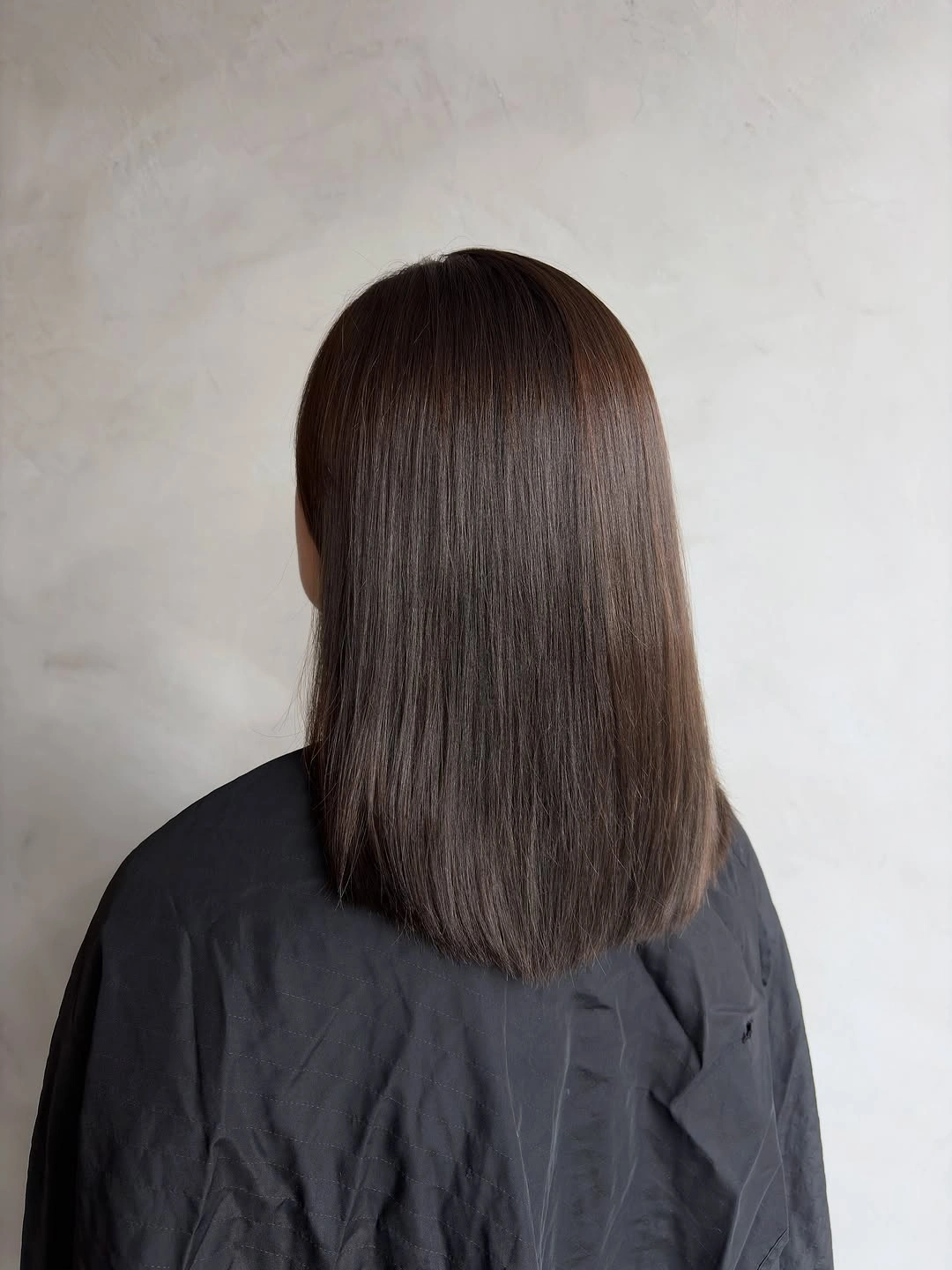 Straight medium-brown blunt shoulder-length hair with an even dense end line