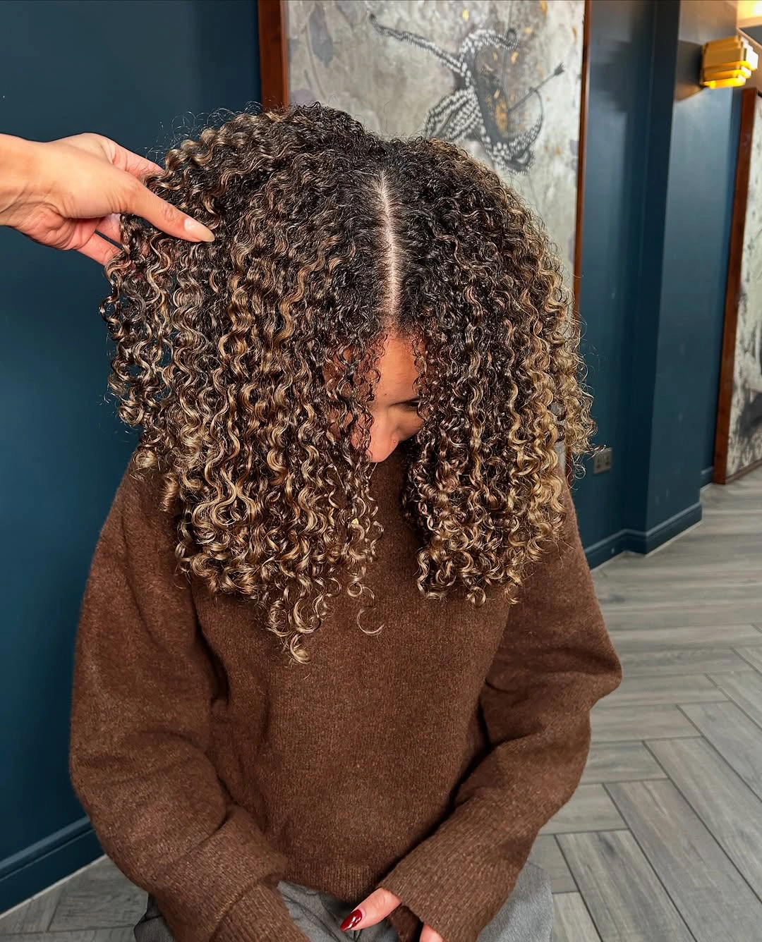 Medium-long defined curls with center part and rounded layered shape