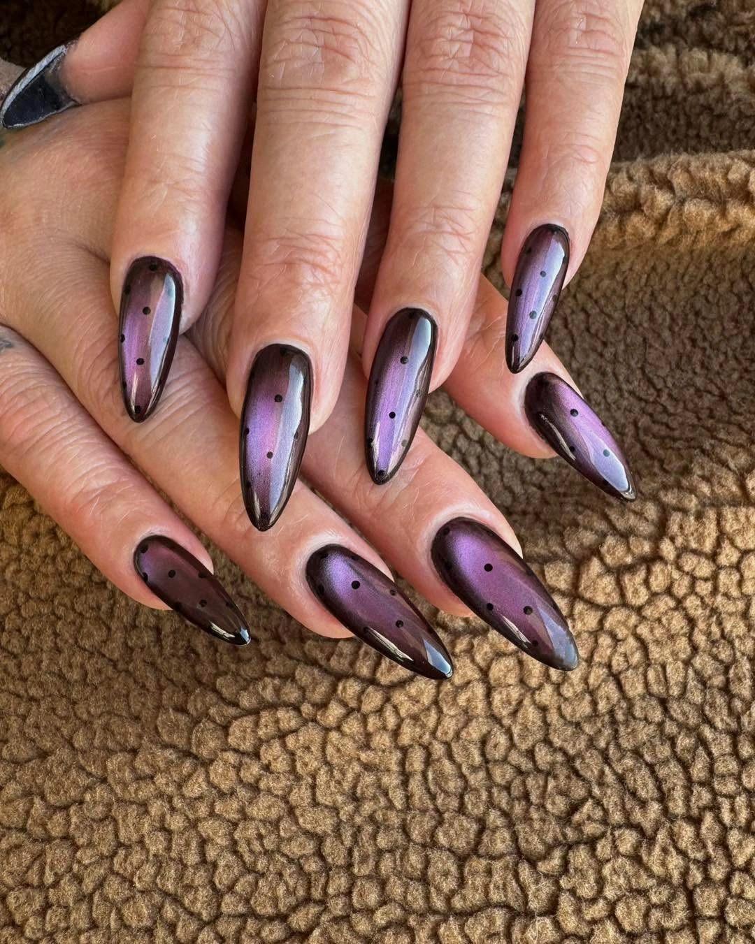 Pointed lavender gradient nails with reflective finish and tiny black dots