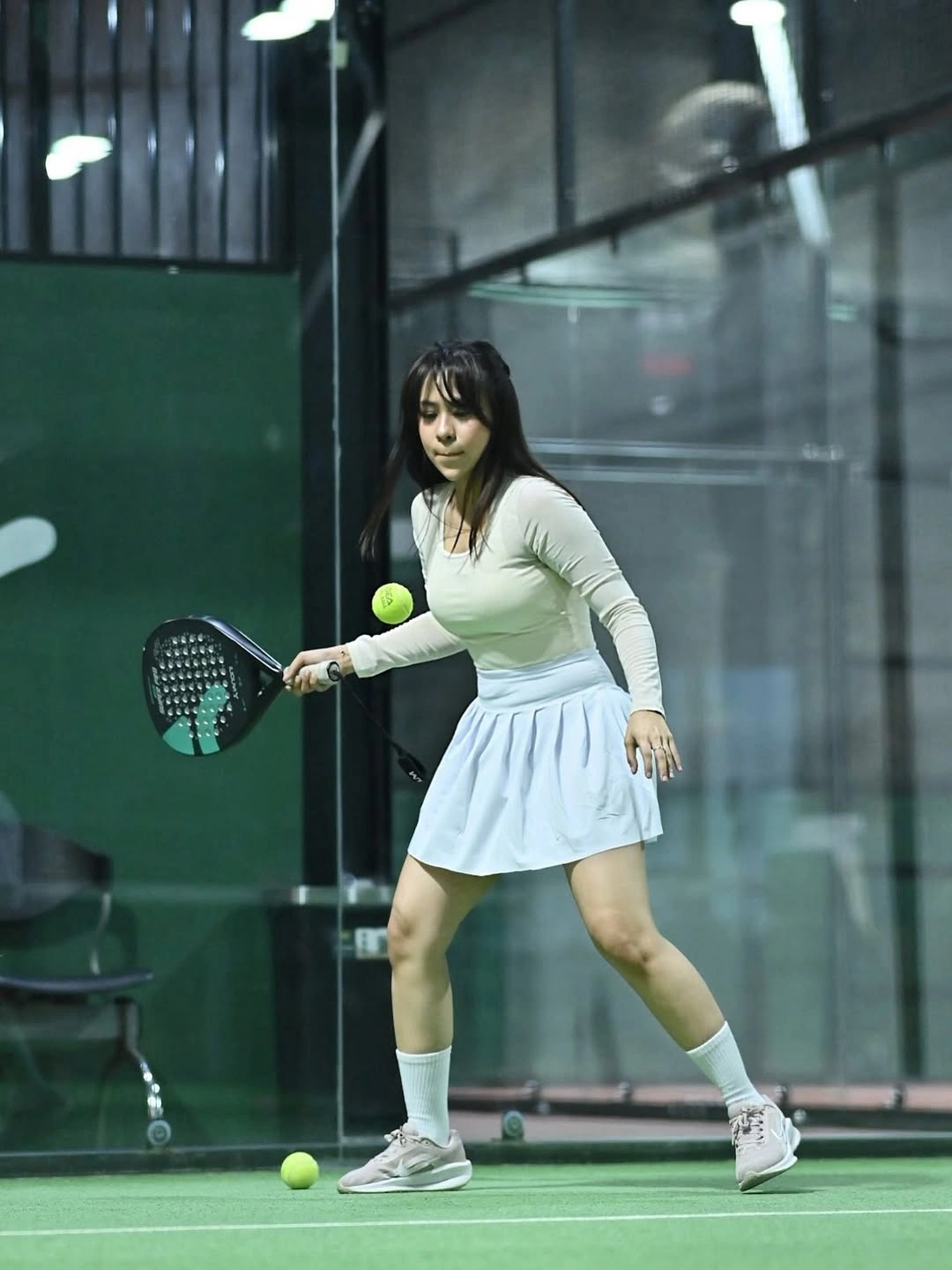 White fitted long-sleeve top with pleated skirt for padel
