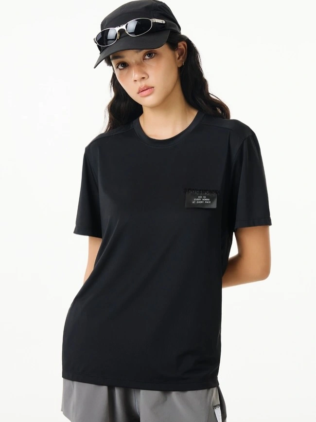 Oversized black T-shirt with gray leggings, cap, and sunglasses