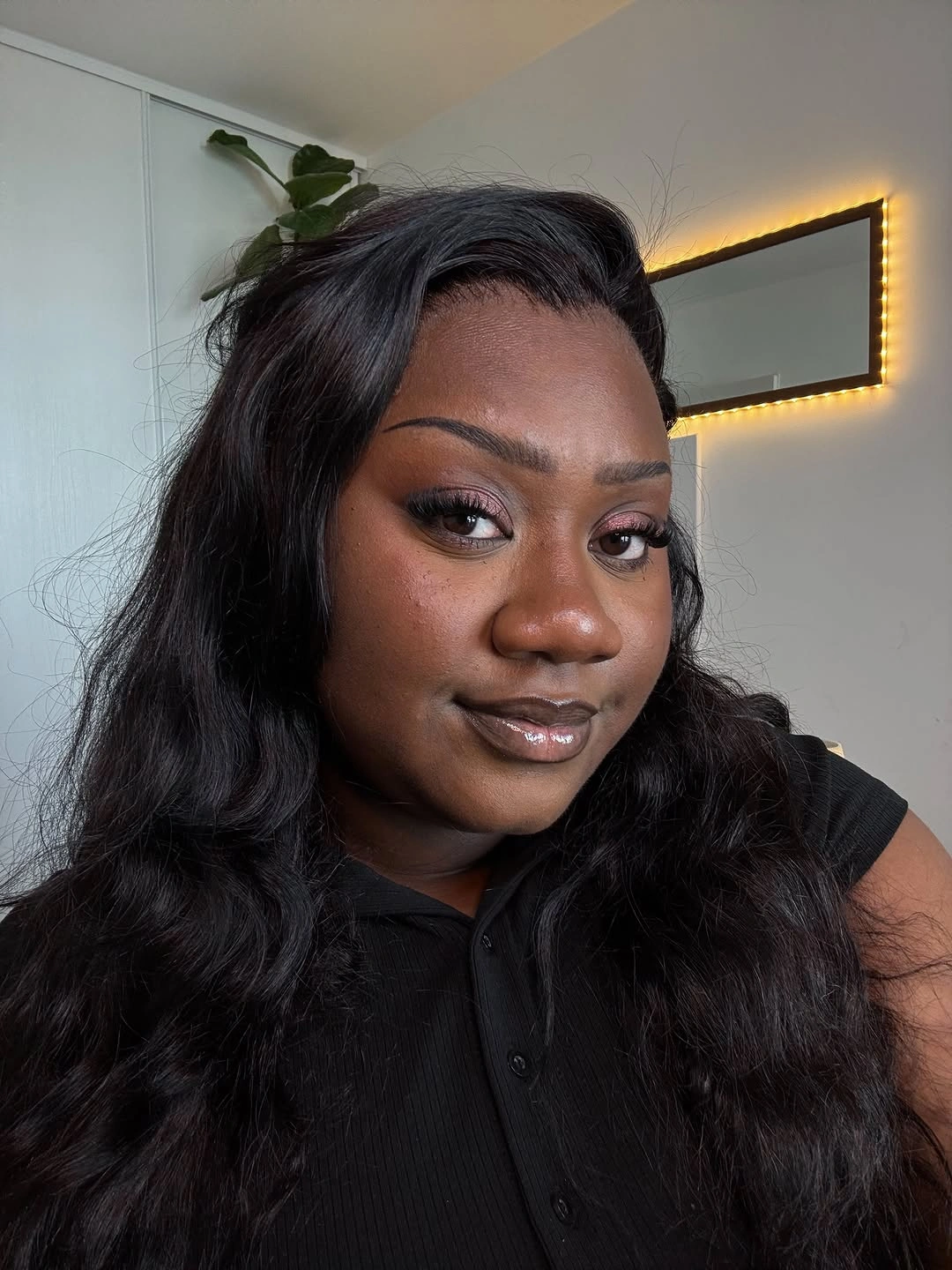 Long dark waves with side part and glossy loose bends