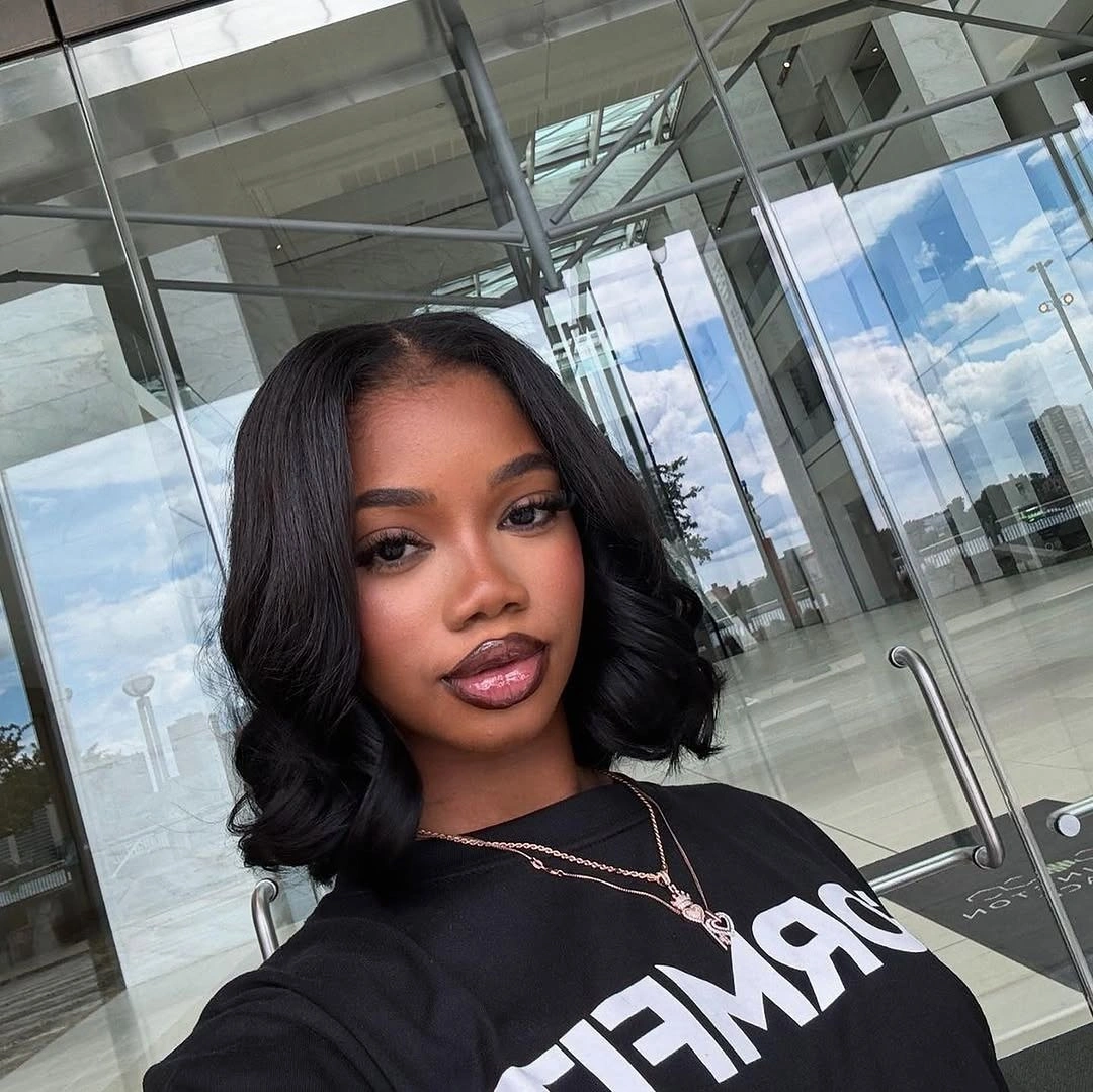Shoulder-length dark waves with center part and rounded sides
