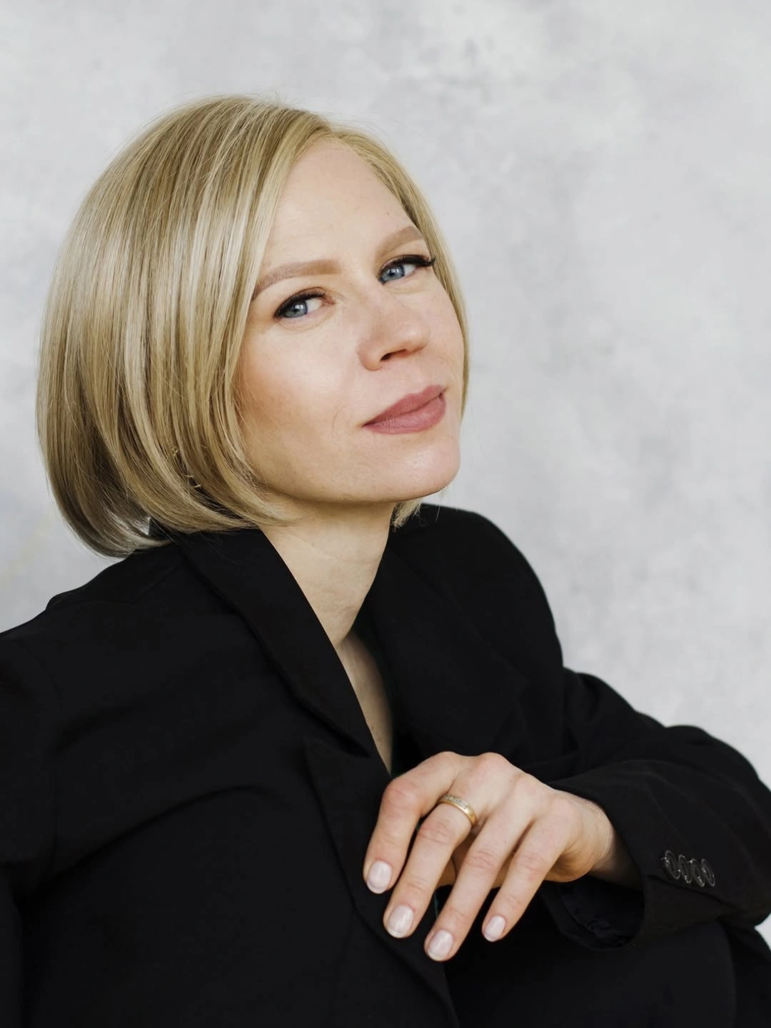 Short blonde rounded bob with side part and smooth sides