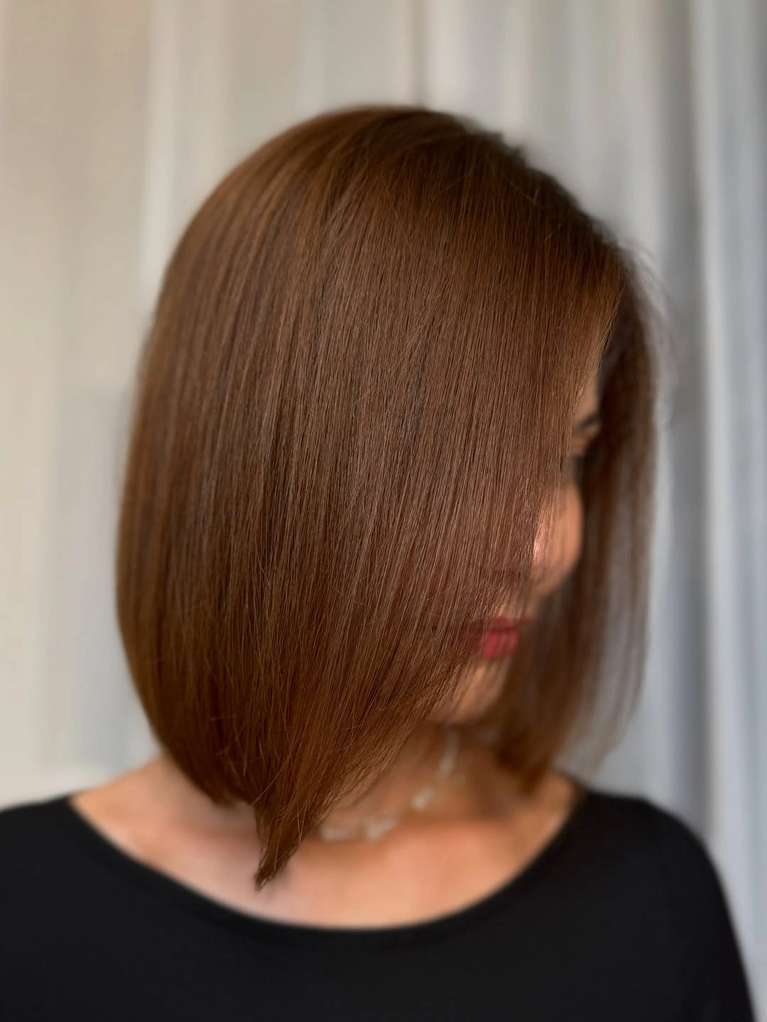Copper straight bob with side-swept front and blunt edge