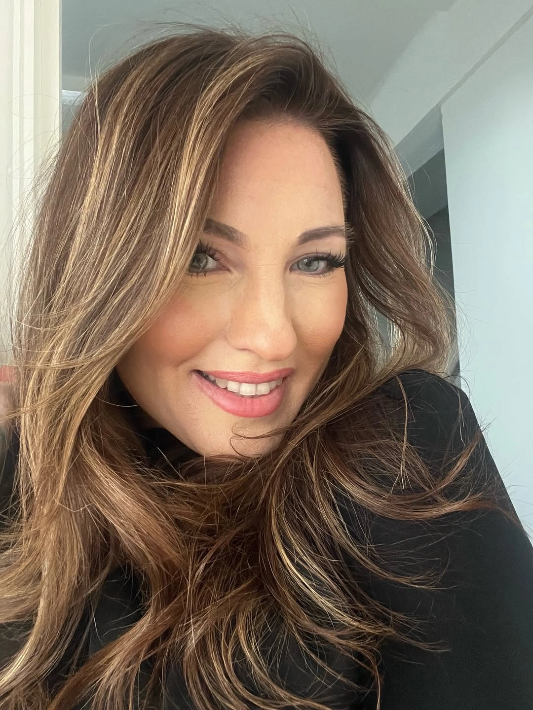 Long brunette hair with blonde front ribbons and layered movement