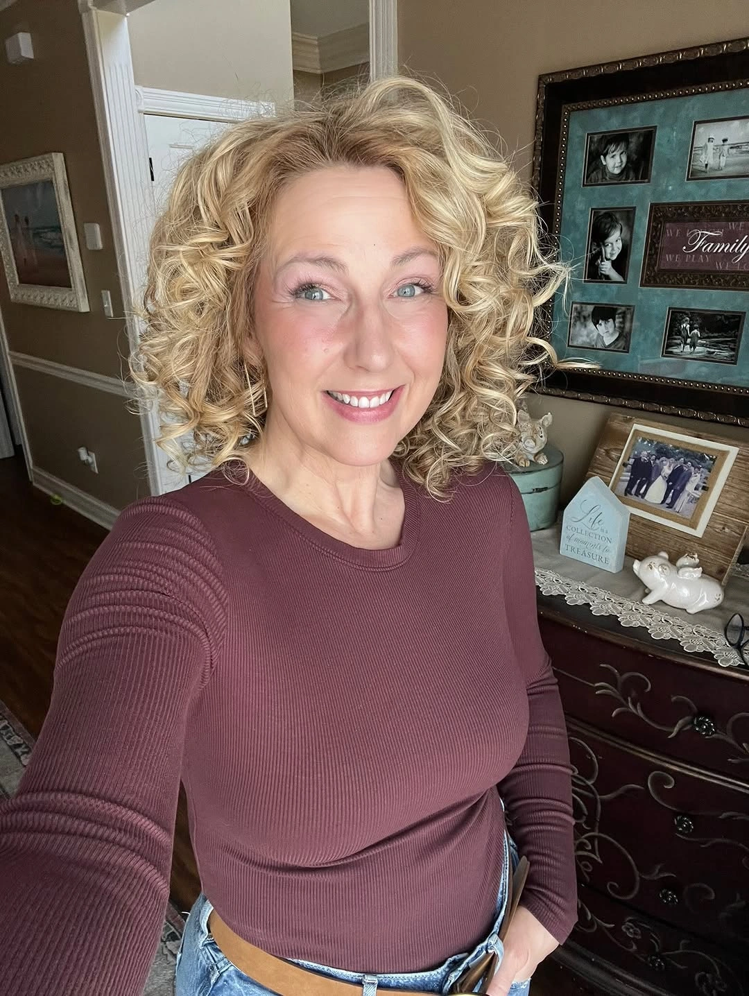 Blonde shoulder-length curls with rounded side volume