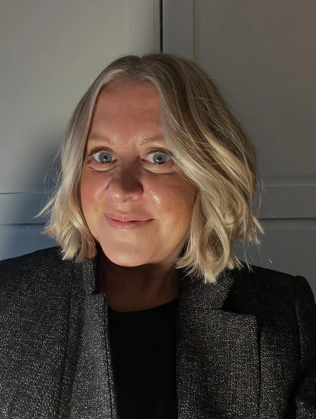 Short blonde wavy bob with tousled light ends