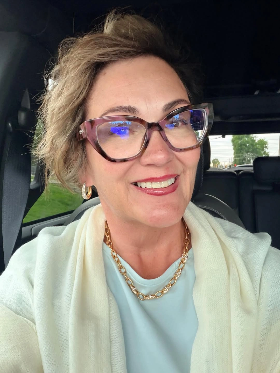 Short highlighted wavy hair with glasses and side volume