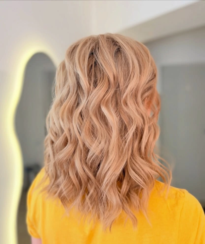 Peach blonde medium wavy hair with airy ends