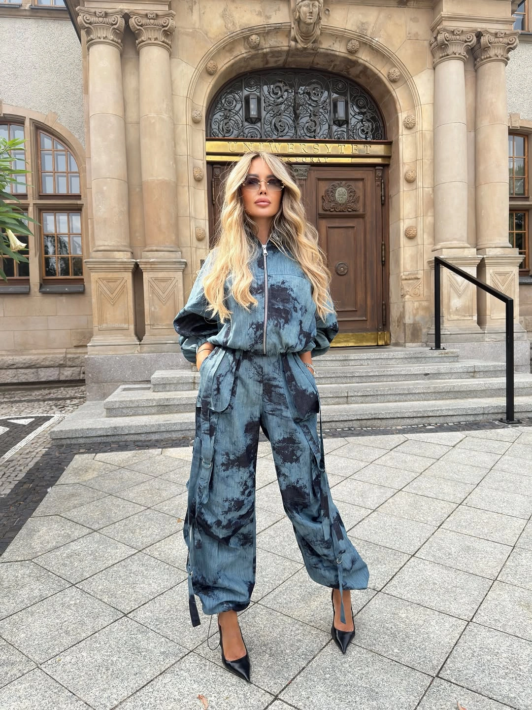 Blue mottled matching set with pointed heels and sunglasses