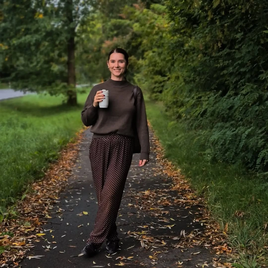 Dark sweater with dotted loose trousers and black shoes