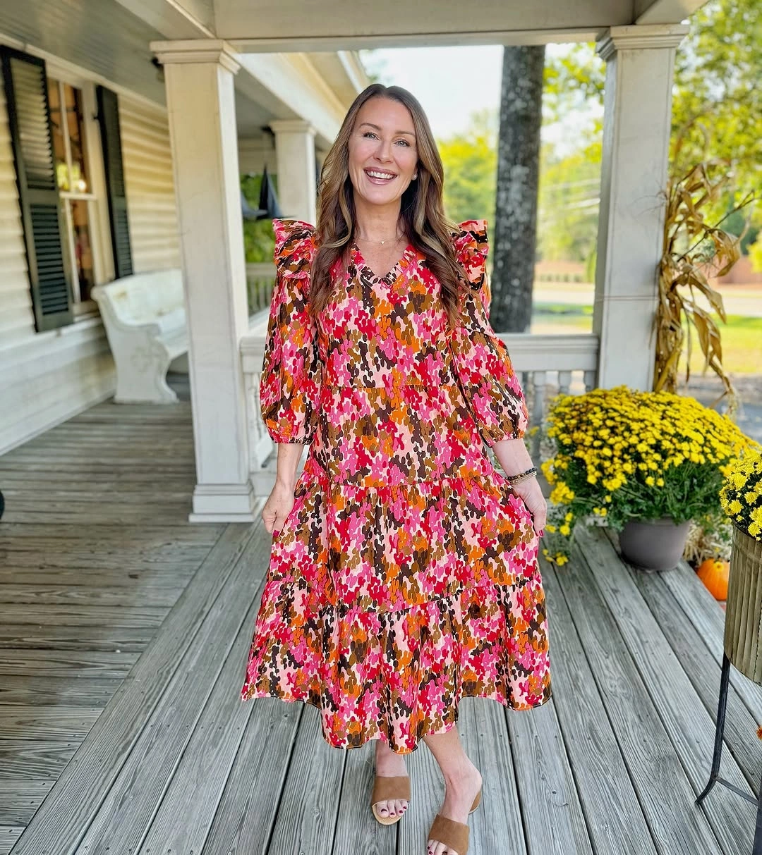 Bright printed dress with puff sleeves and neutral heels