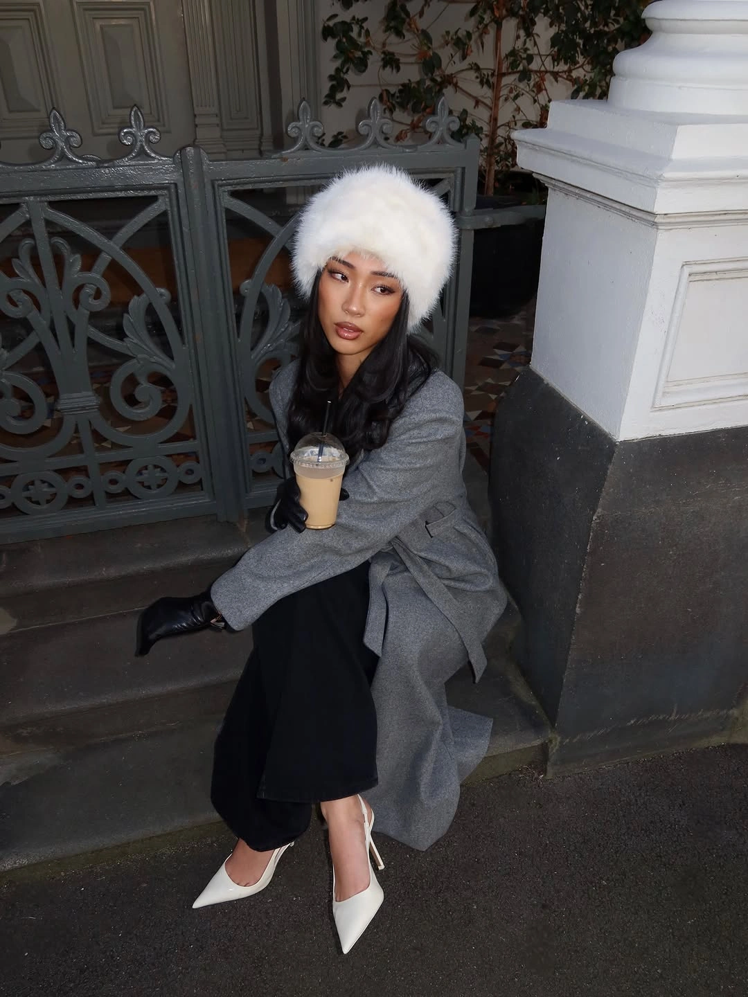 Gray belted coat white hat black lower layer and pointed shoes