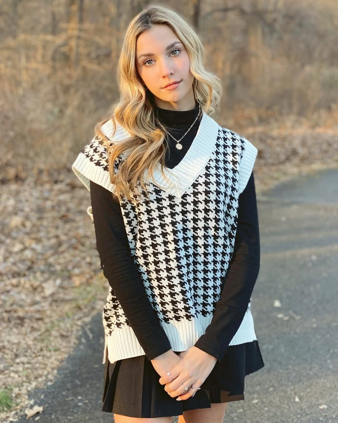 Tan puffer-style jacket with cream wide-leg pants and brown tote