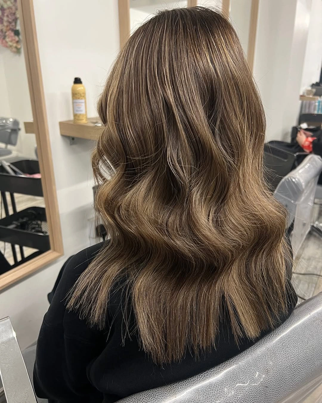 Medium mushroom-brown waves with subtle beige ribbons